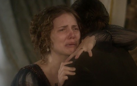 A atriz Leticia Colin, a Leopoldina, chora nos ombros de Felipe Camargo, o Bonifácio, de costas, em cena de Novo Mundo