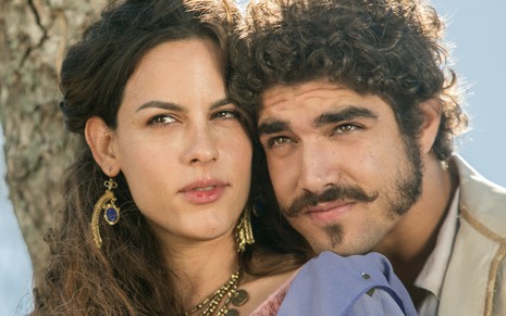Luisa Micheletti e Caio Castro com roupas de época em cena de Novo Mundo 