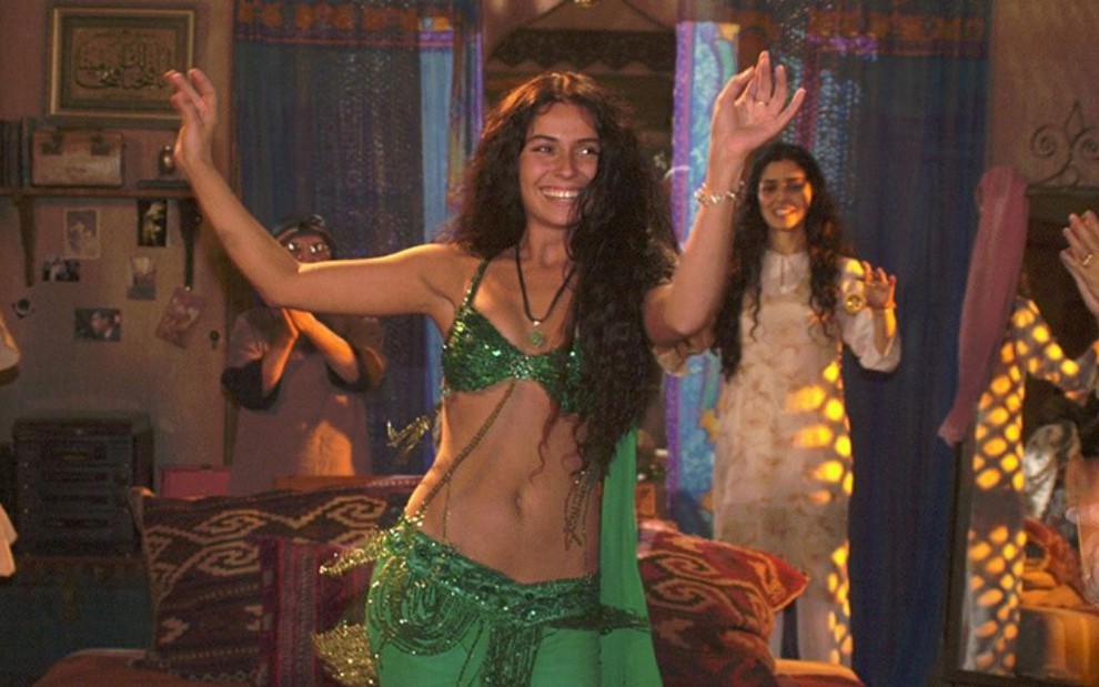 Giovanna Antonelli em cena de dança de ventre da novela O Clone, no qual vivia a mocinha, Jade