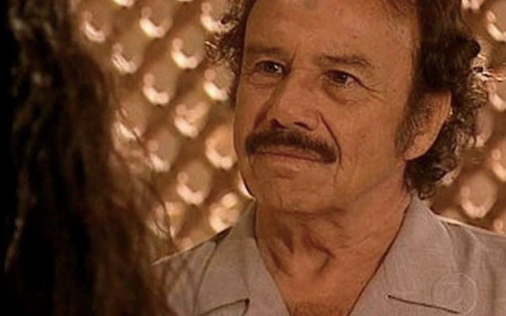 O ator Stenio Garcia em frente a um xarabi caracterizado como tio Ali em cena de O Clone