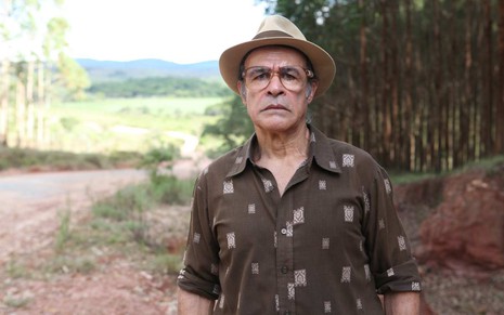O ator Osmar Prado, com óculos de chapéu, posando para foto