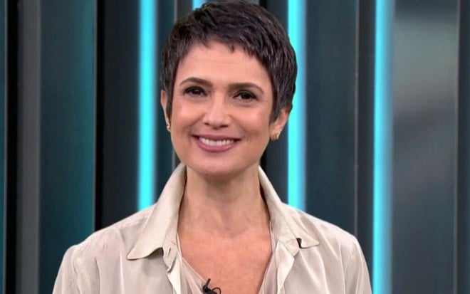 Sorridente, Sandra Annenberg está no cenário do Globo Repórter, comandando o jornalístico