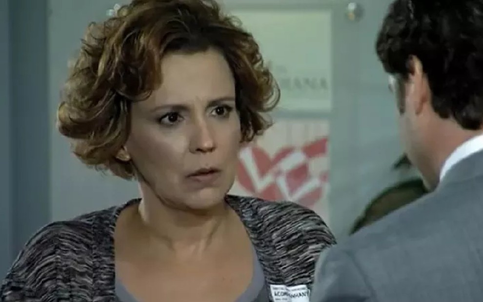 A atriz Ana Beatriz Nogueira, com expressão de espanto, em cena como Eva em A Vida da Gente