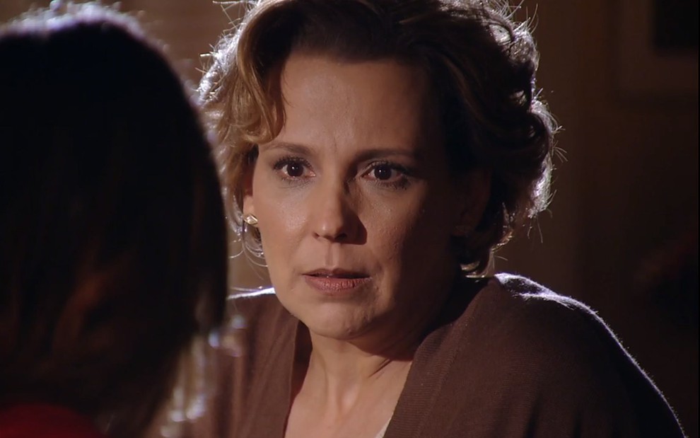 A atriz Ana Beatriz Nogueira grava cena de conversa como Eva da novela A Vida da Gente, da Globo