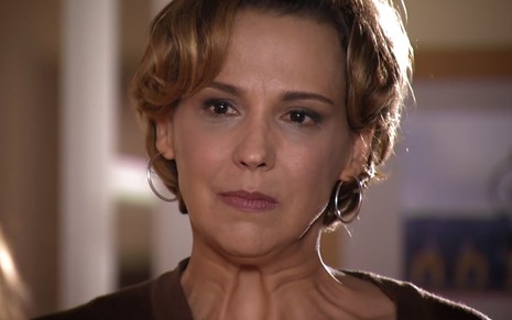 A atriz Ana Beatriz Nogueira, com expressão de desagrado, grava cena como Eva em A Vida da Gente