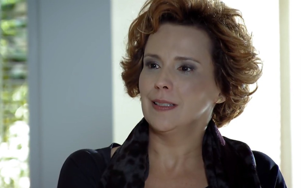 A atriz Ana Beatriz Nogueira, com expressão de indignação, em cena como Eva em A Vida da Gente