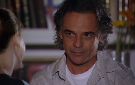 O ator Ângelo Antônio durante cena de conversa como Marcos de A Vida da Gente, novela das seis da Globo