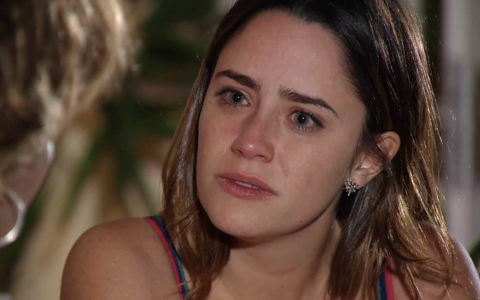 A atriz Fernanda Vasconcellos, com expressão de choro, grava cena como Ana da novela A Vida da Gente