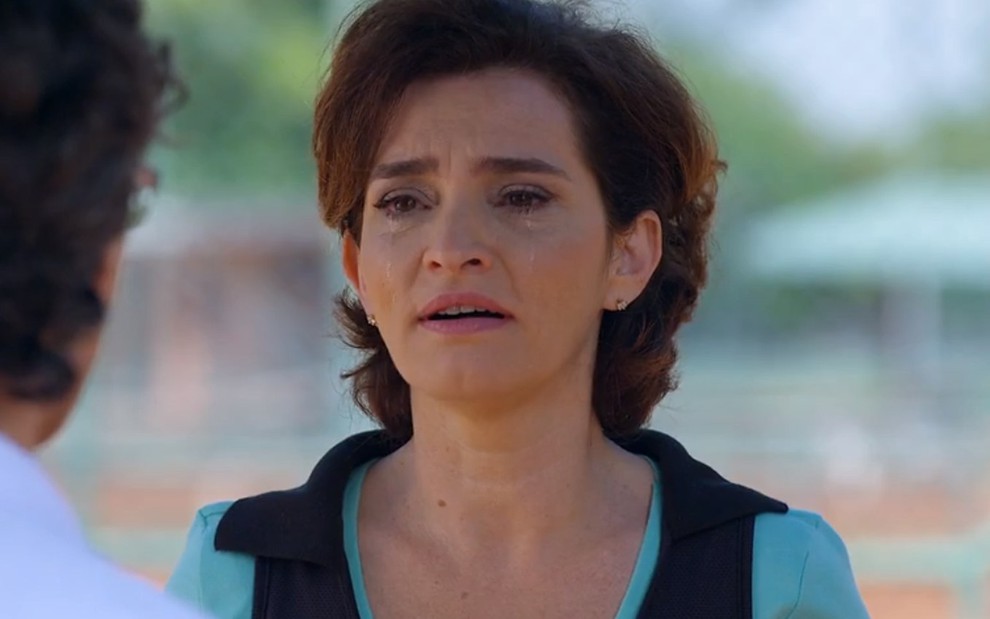 A atriz Gisele Fróes, com lágrimas escorrendo no rosto, em cena de choro, como Vitória em A Vida da Gente