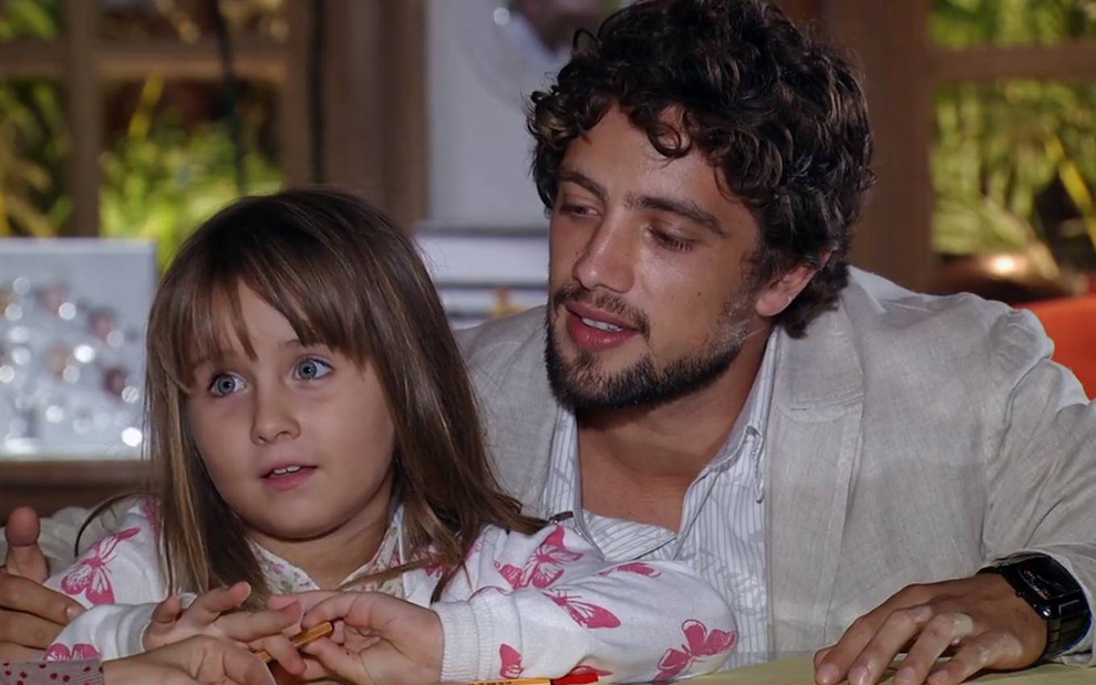 A atriz Jesuela Moro ao lado do ator Rafael Cardoso em cena como Júlia e Rodrigo em A Vida da Gente