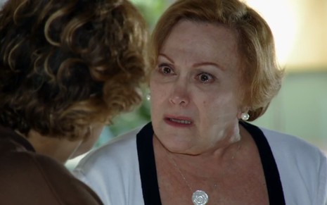 A atriz Nicette Bruno, com expressão de indignação, grava cena como Iná na novela A Vida da Gente, da Globo