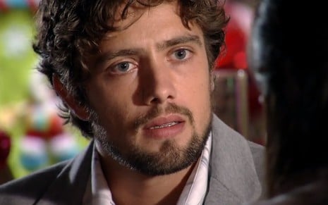 O ator Rafael Cardoso, com os olhos arregalados, em cena como Rodrigo em A Vida da Gente