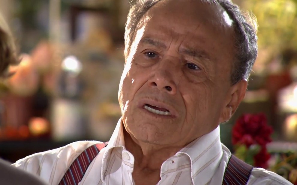 O ator Stênio Garcia, com expressão de preocupação, em cena como Laudelino em A Vida da Gente