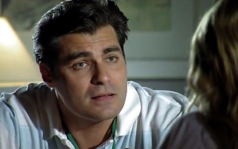 O ator Thiago Lacerda, com uma camiseta polo branca e expressão de surpresa, em cena como Lúcio de A Vida da Gente