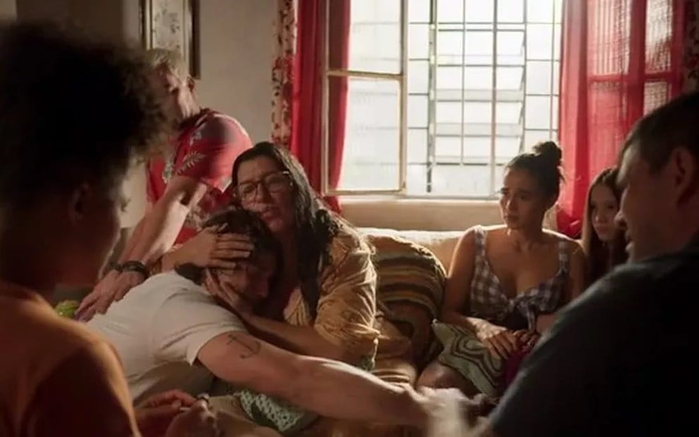 A atriz Regina Casé, abraçada com o ator Chay Suede, em cena como Lurdes e Danilo em Amor de Mãe