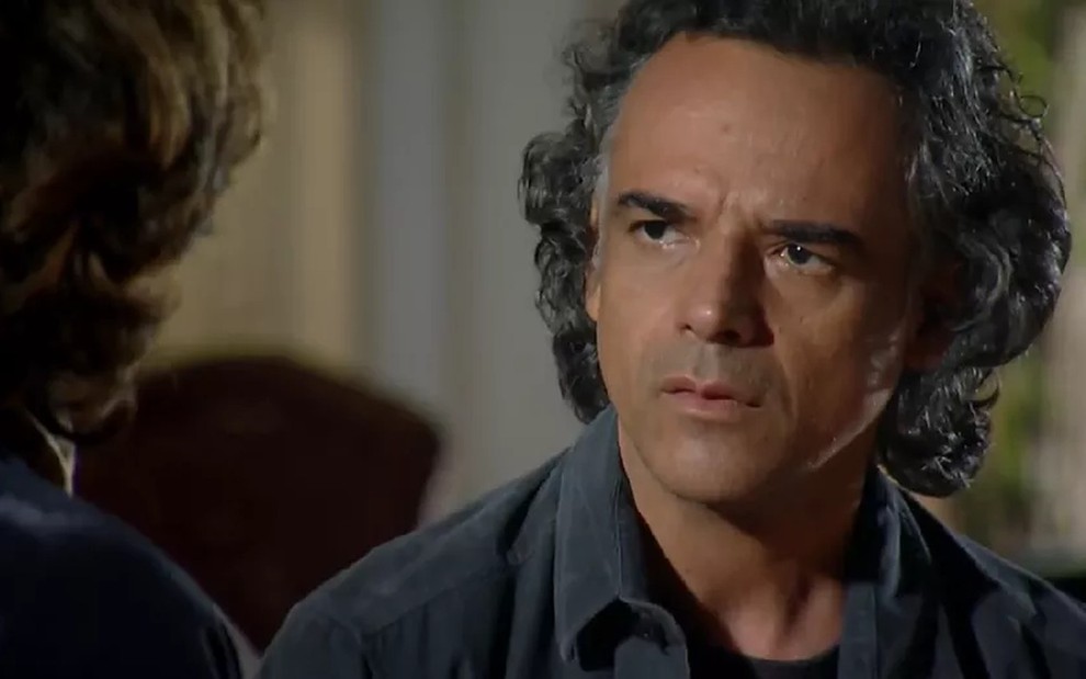 O ator Ângelo Antônio, com expressão de surpresa, em cena como Marcos em A Vida da Gente