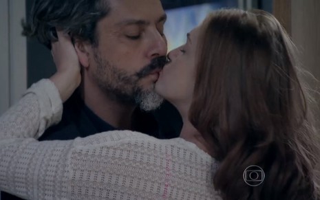 Os atores Alexandre Nero e Marina Ruy Barbosa, em cena de beijo, como José Alfredo e Maria Isis em Império