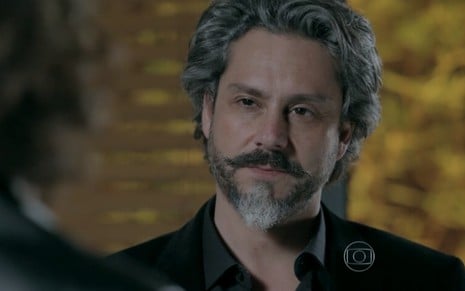 O ator Alexandre Nero exibe expressão de desconfiança durante gravação de cena como José Alfredo da novela Império
