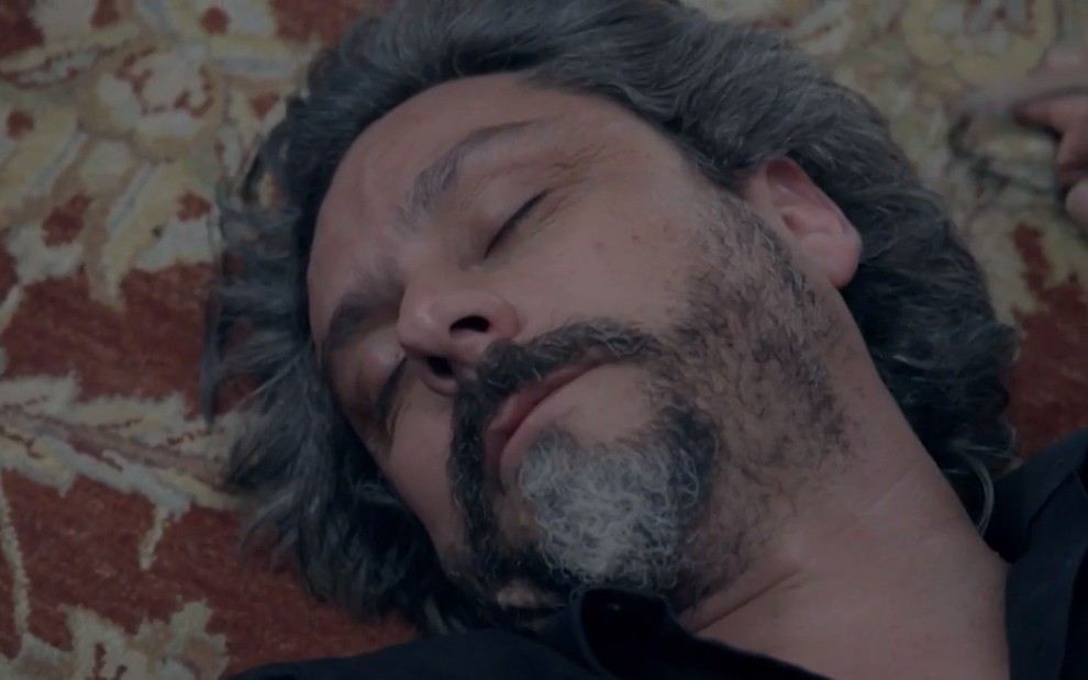 o ator Alexandre Nero, desmaiado no chão, em cena como José Alfredo em Império