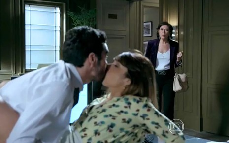 Os atores Caio Blat e Maria Ribeiro, em cena de beijo, sendo observador por Lilia Cabral, como José Pedro, Danielle e Maria Marta em Império