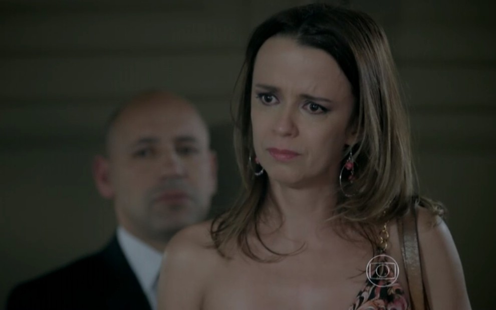 A atriz Dani Barros, com lágrimas nos olhos, grava cena como Lorraine de Império, novela das nove da Globo