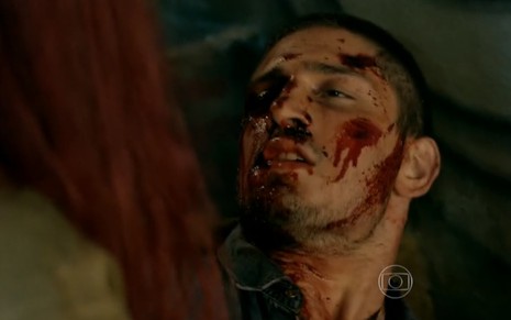 O ator Daniel Rocha, com o rosto coberto de sangue, em cena como João Lucas em Império, novela das nove da Globo
