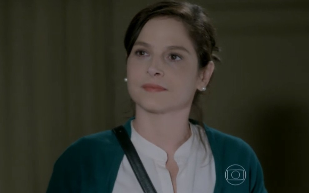 A atriz Drica Moraes, com expressão de satisfação, em cena como Cora em Império
