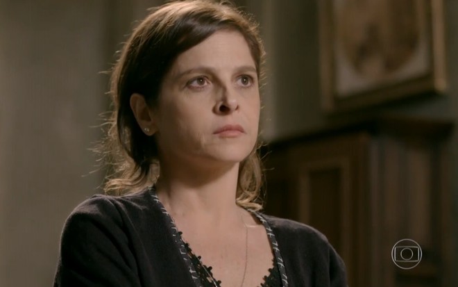 A atriz Drica Moraes, com expressão calma, em cena como Cora em Império