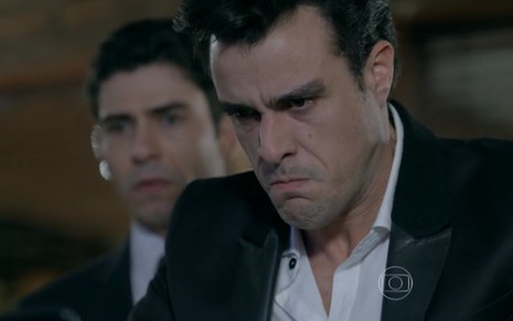 O ator Joaquim Lopes, com expressão de raiva, em cena como Enrico em Império