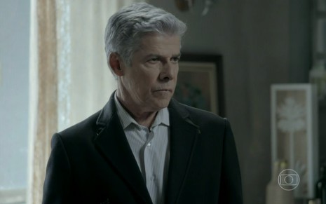 O ator José Mayer exibe expressão de raiva em cena como Cláudio em Império, novela das nove da Globo