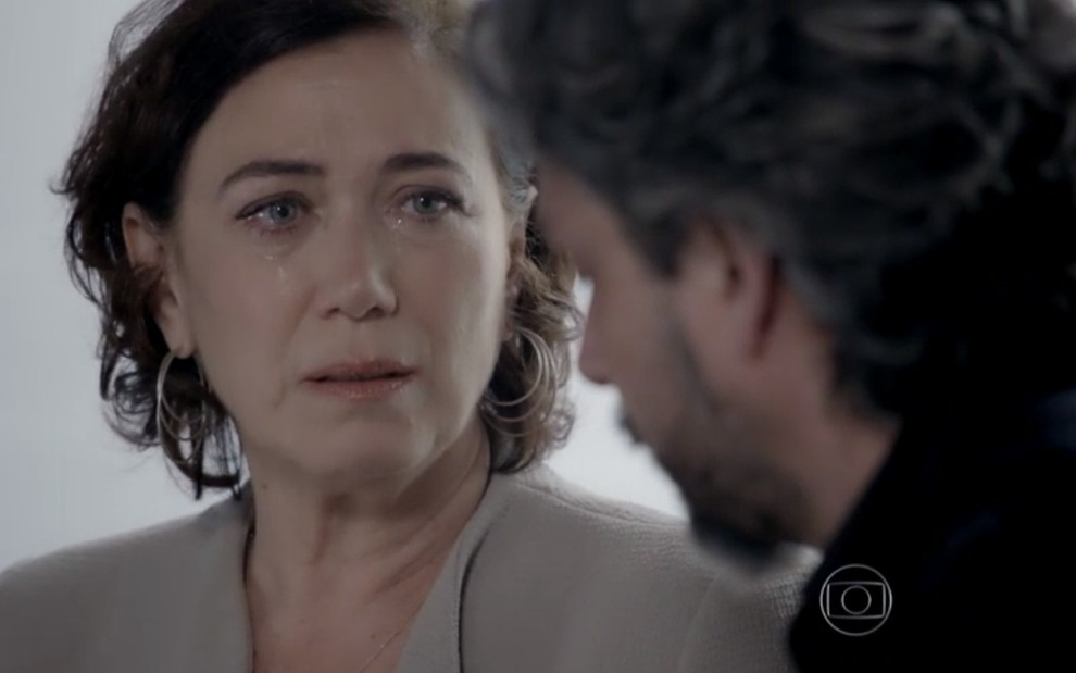 A atriz Lilia Cabral, com lágrimas nos olhos, em cena como Maria Marta em Império; ela contracena com Alexandre Nero