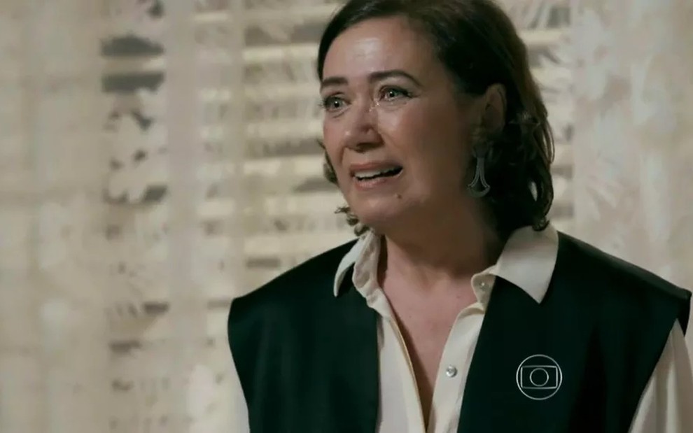 A atriz Lilia Cabral, com lágrimas nos olhos, em cena como Maria Marta em Império