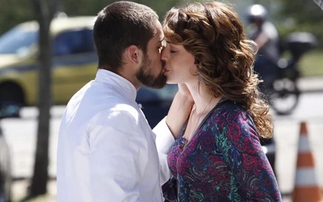 Os atores Leandra Leal e Rafael Cardoso, em cena de beijo como Cristina e Vicente, em Império