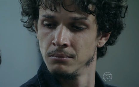 O ator Rafael Losso, com expressão fechada e séria, grava cena como Elivaldo de Império, novela das nove da Globo