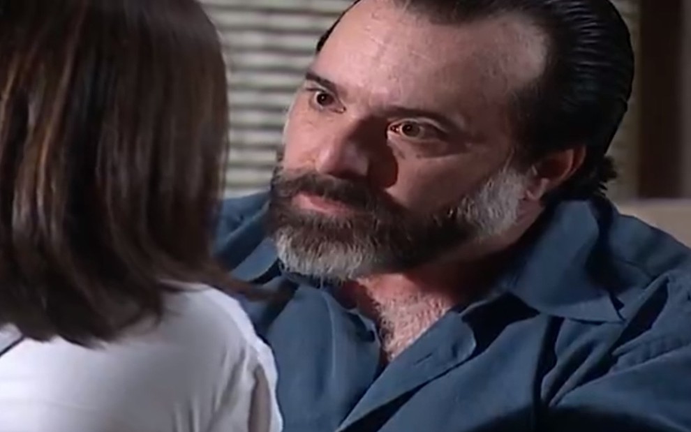 O ator Tony Ramos exibe expressão de fúria ao segurar o braço de Julia Feldens em cena de Laços de Família