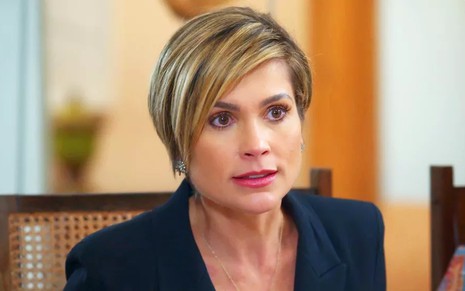 A atriz Flávia Alessandra, com expressão de raiva, em cena como Helena em Salve-se Quem Puder