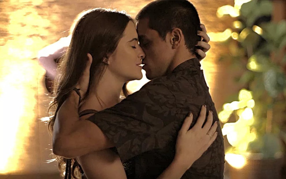 Os atores Juliana Paiva e Felipe Simas em cena de beijo em Salve-se Quem Puder