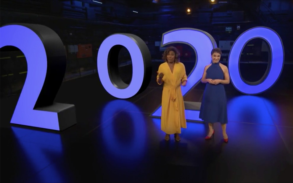 Com 2020 escrito com numerais iluminados ao fundo, Gloria Maria e Sandra Annenberg estão no palco da Retrospectiva 2019