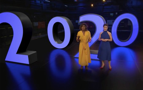 Com 2020 escrito com numerais iluminados ao fundo, Gloria Maria e Sandra Annenberg estão no palco da Retrospectiva 2019
