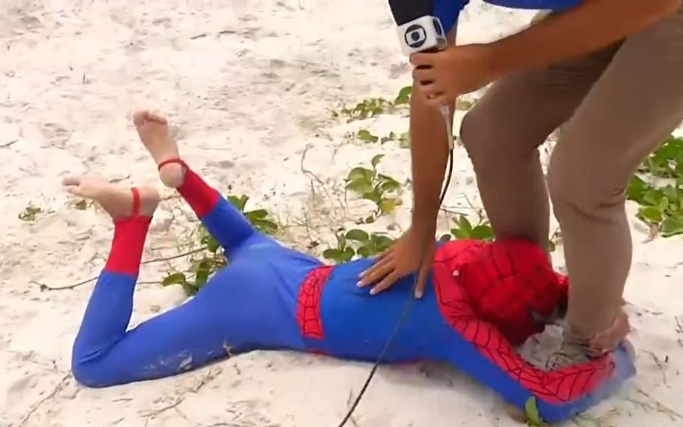 Reportagem do jornal RJ1 em que um homem vestido de Homem-Aranha apareceu agarrado à perna de um repórter da Globo