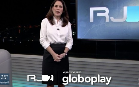 A âncora Ana Luiza Guimarães no RJ2 na noite de quarta-feira (12), na Globo, com parte dos créditos aparecendo na tela