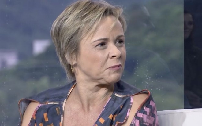 A atriz Giulia Gam sorri durante uma entrevista ao jornal RJ1, da Globo, em 2016