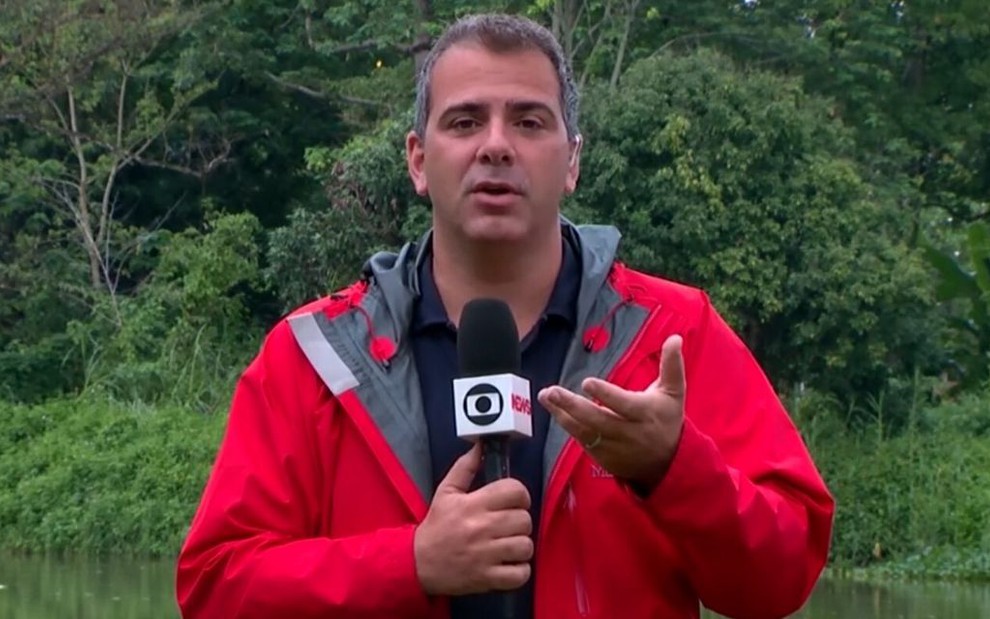 O repórter Rodrigo Alvarez em link para o Jornal Nacional, da Globo, em 2018