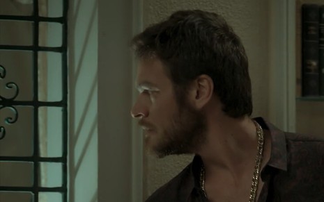 O ator Emílio Dantas em cena como Rubinho na novela A Força do Querer