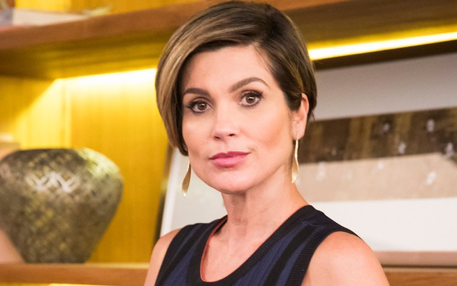 A atriz Flávia Alessandra caracterizada como Helena em cena de Salve-se Quem Puder