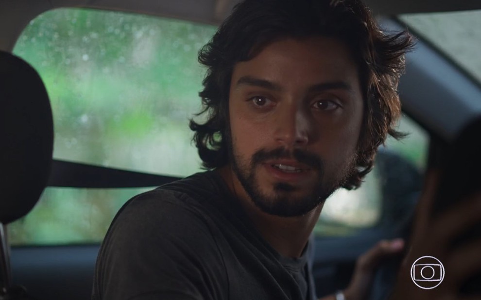 Rodrigo Simas grava com camiseta lisa dentro de carro como Alejandro de Salve-se Quem Puder