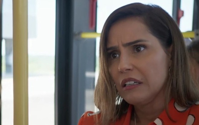 A atriz Deborah Secco faz cara de atrapalhada em cena da novela das sete da Globo, Salve-se Quem Puder