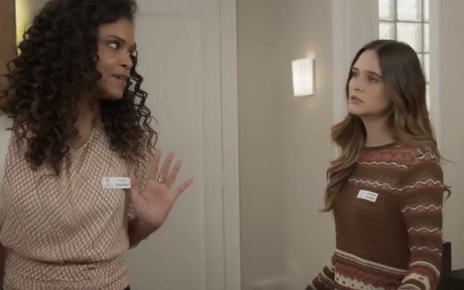 A atriz Aline Dias à esquerda está com expressão de raiva como a Úrsula e olha com desprezo para Juliana Paiva, a Fiona, em cena de Salve-se Quem Puder