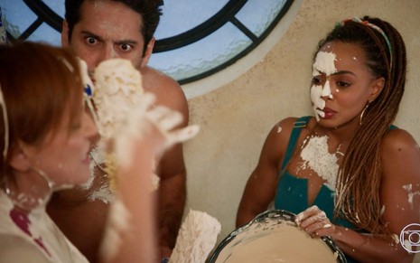 Deborah Secco encharcada de tinta branca em cena da novela Salve-se Quem Puder com João Baldasserini e Dandara Mariana