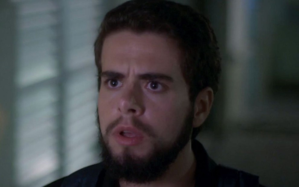 O ator Bernardo de Assis faz cara de surpreso como o personagem Catatau em cena da novela das sete da Globo Salve-se Quem Puder